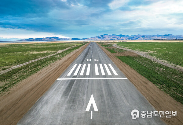 The new sealed, 1km-long, 30m-wide runway at Tāwhaki National Aerospace Centre.