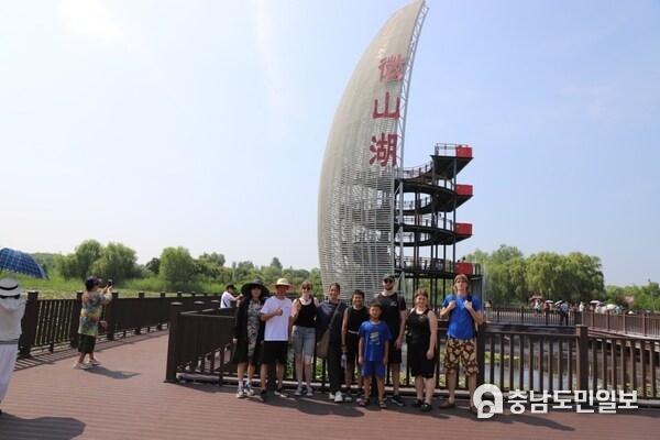 Photo provided by Tengzhou publicity authority shows that foreign visitors from Switzerland, the Netherlands, Australia, Belgium and Ireland visit the Weishan Lake Red Lotus Wetland in Tengzhou, Zaozhuang City in east China's Shandong Province.