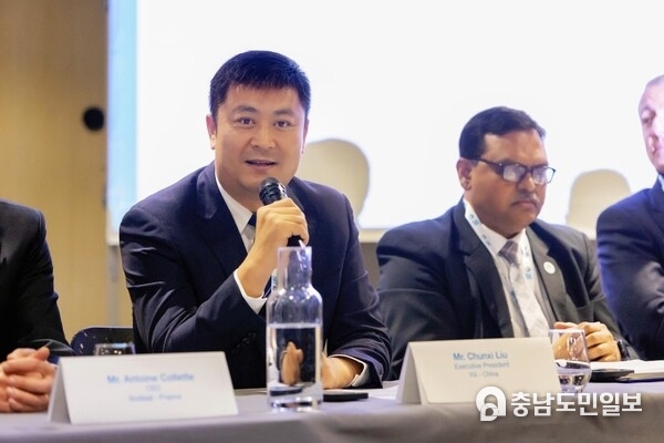 Liu Chunxi, Executive President of Yili Group, addressed the forum