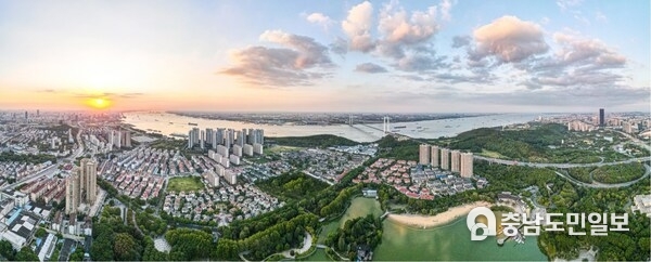 Photo provided by the publicity department of CPC Jiangyin municipal committee shows an aerial view of Jiangyin City in east China's Jiangsu Province.