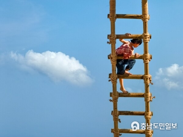 © Chen Yong (China) – “Catching a Cloud”丨HUAWEI Pura 70 Pro+