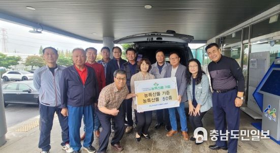 농촌지도자아산시연합회 우수 농특산물 기부 단체 기념사진