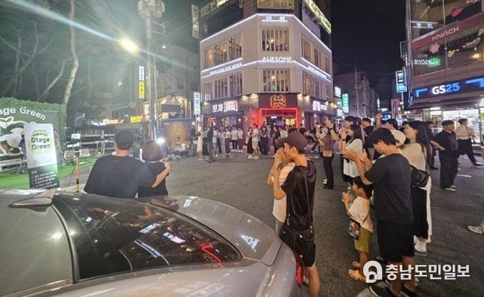 ‘정글메이커 팀’ 버스킹 공연을 즐기고 있는 시민들.
