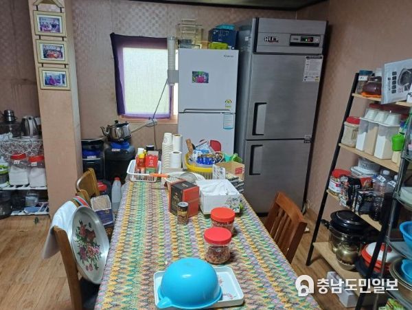 시멘트 미장과 장판 교체, 변화된 김모 어르신의 집 모습