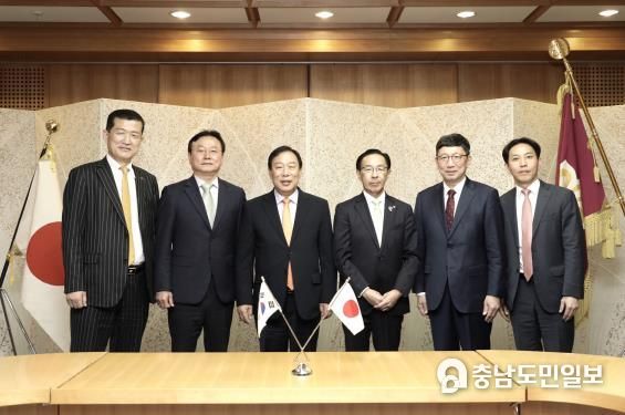 왼쪽부터 홍만표 세종시 해외협력관, 이호식 국제관계대사, 최민호 시장, 니시와키 타카토시 교토부 지사, 박영국 세종시문화관광재단 대표이사, 정진기 대외협력담당관