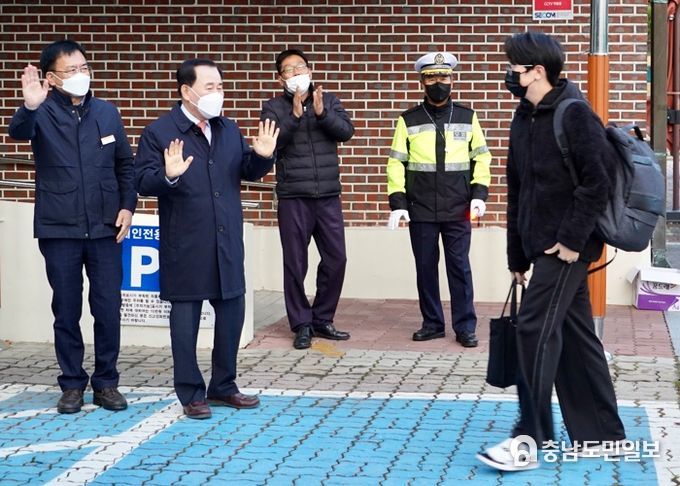 충청남도 김지철 교육감, 차분한 분위기 속 2023학년도 수능 수험생 선전 기원