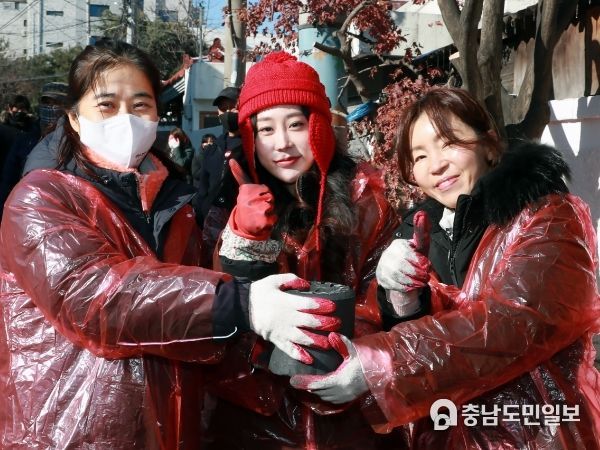 서구 홍보대사 가수 김의영 연탄봉사 사진