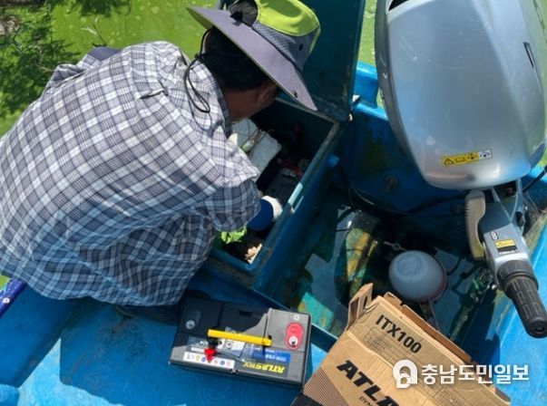 어선 소모품(배터리) 교체 작업 모습
