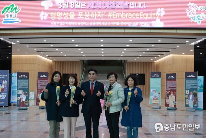 여성단체 회원과 이응우 시장 단체사진 촬영(가운데 이응우 시장)
