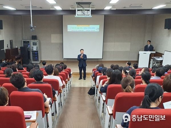 21일 탕정중에서 진행한 고입진학 특강에서 인사말하는 이병도 교육국장