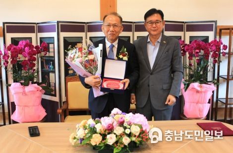 한국유교문화진흥원이 한국 예학 연구가 장동우 교수 소장 예학 고서 기증식을 열고 기증증서와 감사패를 전달했다. (왼쪽 장동우 교수, 오른쪽 정재근 한국유교문화진흥원장, 사진 제공 : 한국유교문화진흥원)