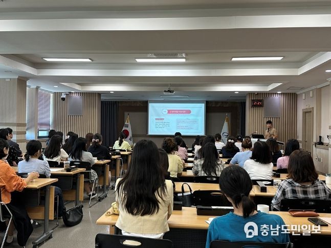 관내 특수교사 및 통합학급 담임교사, 특수교육 업무 담당교사를 대상으로 긍정적 행동 지원 연수를 진행하는 모습