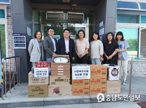 논산계룡교육지원청 22일(금) 논산애육원과 작은자의집을 방문해 추석맞이 위문품을 전달했다.