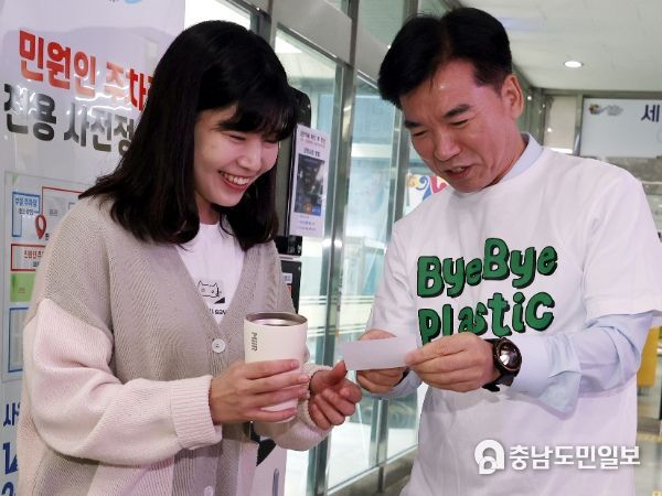 1. 이벤트 쿠폰을 나눠주는 조일교 부시장