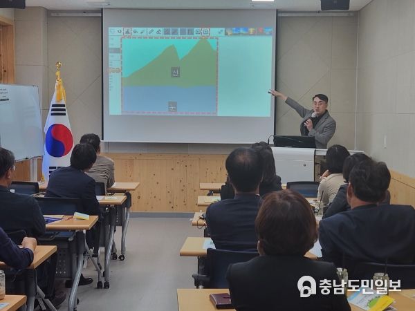 논산계룡교육지원청 지난 16일 관내 초·중등 교장 대상으로 미래사회와 학교의 역할에 대해 배움자리 연수를 진행했다.