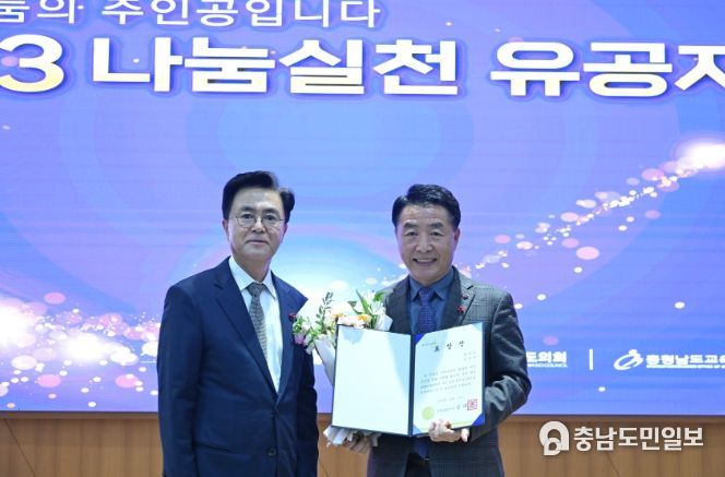 (왼쪽부터) 김태흠 충남도지사, 김만섭 아산시 사회복지과장