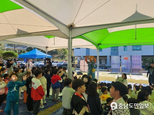 논산열린도서관에서 열린 동화 뮤지컬 ‘책 먹는 여우’ 호응