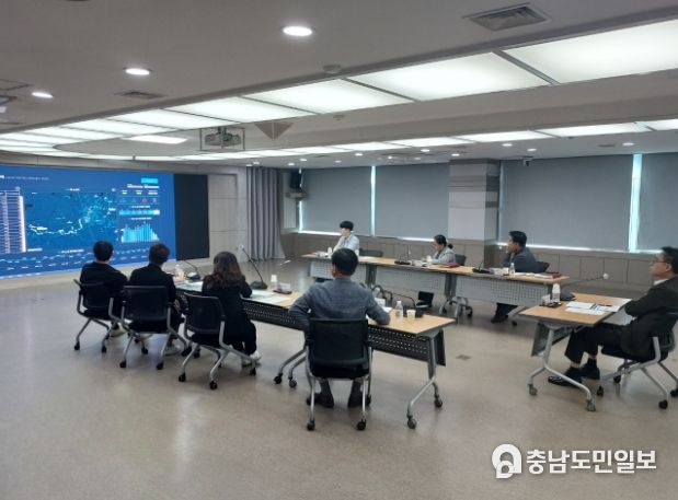 시청 상황실에서 열린 ‘빅데이터 분석사업 완료보고회’ 장면