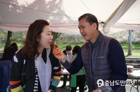 논산시, ‘2023 강경젓갈축제’ 그 두 번째 날 손수 담는 젓갈김치 체험! 시민 반응 명불허전!