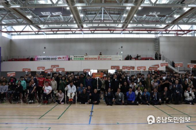 이순신종합운동장 복합스포츠센터에서 열린 ‘제10회 아산시장배 전국어울림배드민턴대회’ 참석자 단체 기념사진