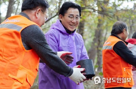 박경귀 아산시장 연탄 나눔 봉사 장면