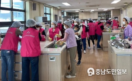 고추장 담그기 체험 장면