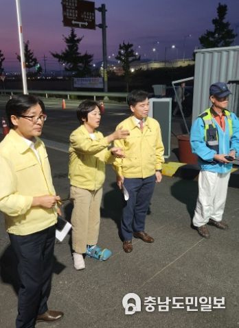(왼쪽부터) 김정규 농업기술센터 소장, 장은숙 가축방역팀장, 조일교 부시장