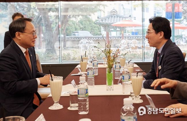 온양관광호텔 열린 ‘2023 대한민국 온천산업박람회 개막식에 앞서 박경귀 아산시장과 고기동 행정안전부 차관 차담회