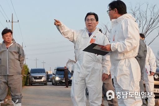 박경귀 아산시장 럼피스킨병 발생 농장을 방문해 방역 대응 점검 및 당부 장면