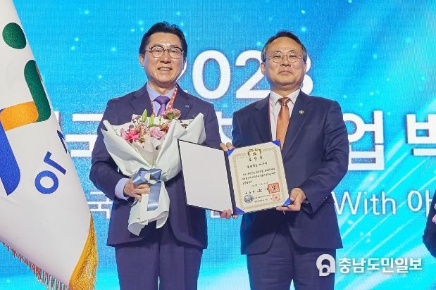 대한민국 온천산업 발전 유공으로 대통령 기관 표창장 수령 후 기념사진 (왼쪽) 박경귀 아산시장, (오른쪽) 고기동 행정안전부 차관