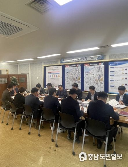 부시장실에서 열린 10월 마지막 주 간부회의 장면