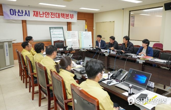아산시의회 기획행정위원회 소속 의원들이 럼피스킨병 관련 재난안전대책본부를 방문하여 대책을 논의하고 있다.