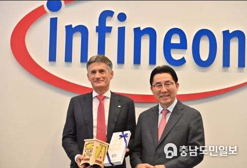 (왼쪽)인피니언 테크놀로지스 안드레아스 슈마허 전략 및 인수합병 총괄 기념품 교환 후 기념사진