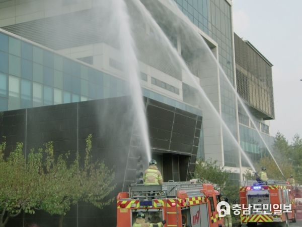 화재 대응 훈련 장면(아산시시설관리공단에서 소방차 살수)