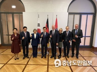 헤센주의 우베 베커 대외협력장관 접견 참석자 단체 기념사진