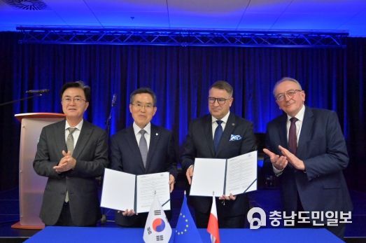 (왼쪽부터)김태흠 충남도지사, 유길상 한국기술교육대 총장, 테오필 여시오노브스키 포즈난 공과대 총장, 보이치에흐 얀코비아크 비엔코폴스카주 부주지사