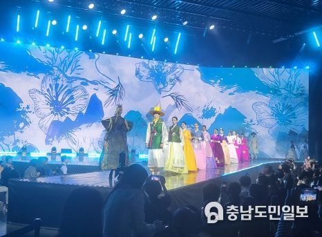 제18회 아시아모델페스티벌 ‘아시아 오픈 컬렉션’에서 ‘시그니처 한복 패션쇼’ 장면
