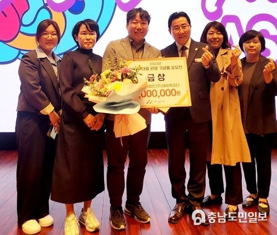 금상 농업회사법인 ㈜네이처오다 관계자와 단체 기념사진(왼쪽부터) 조아진 주무관, 고영경 관광진흥과장, 변동훈 대표, 박경귀 아산시장, 정인영 부장, 김진회 관광기획팀장