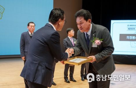 이춘호 의원이 대한민국시군자치구의회의장협의회 시도대표회의에서 지방의정봉사대상을 수상했다.(사진 오른쪽이 이춘호 의원)