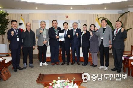 경찰병원 범시민 추진협회의, 김태흠 도지사 면담 후 기념사진