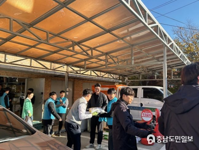 금강권수도사업단이 기부된 쌀을 나르고 있다.