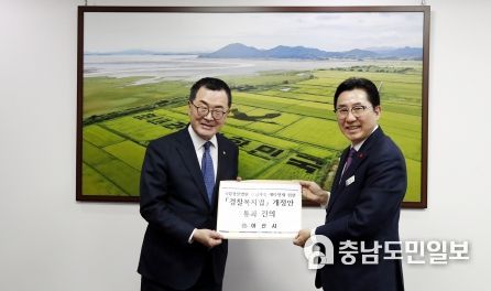 1. 박경귀 아산시장이 법제사법위원회 야당 간사를 맡고 있는 소병철 의원에게 국립경찰병원 건립사업 예타면제를 위한 ‘경찰복지법 개정안 통과 건의서’를 전달하고 있다.