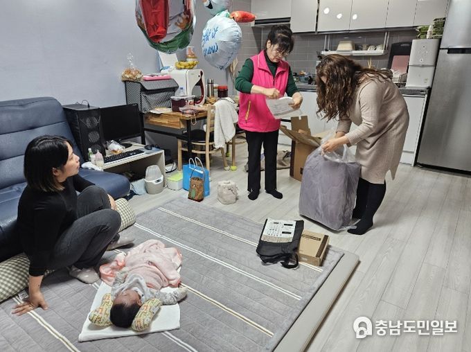 다문화 가정에 카본 매트 전달 장면
