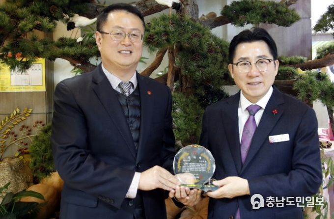 감사패 전달 (왼쪽)고형준 아산지사장, (오른쪽)박경귀 아산시장