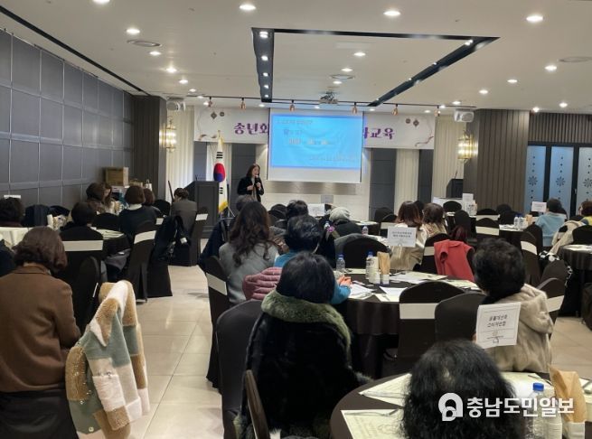 역량 강화교육 및 송년회 장면