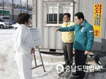박경귀 아산시장 농가 통제초소 방문 점검 장면