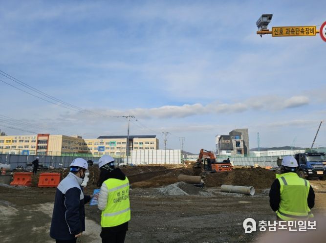 비산먼지 발생 공사 현장을 방문하여 비산먼지 억제 조치 여부 등을 감시하고, 미세먼지 저감 관련 홍보 진행