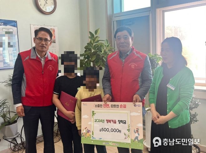 장학금 전달 후 기념