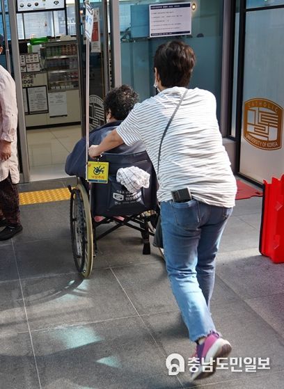 인천시사회서비스원 소속 부평종합재가센터 요양보호사가 서비스 이용자의 병원 이동을 돕고 있다.