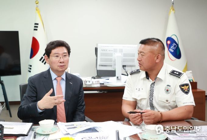 이상일 용인특례시장이 23일 용인동부서 관계자와 교통 현안에 대해 상의하고 있다